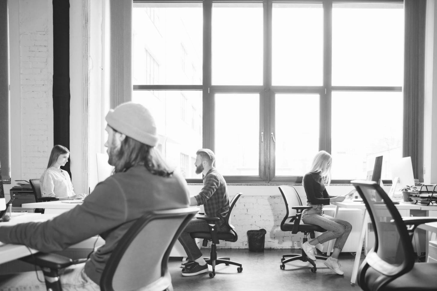 Estudiantes colaborando en desarrollo de juegos móviles