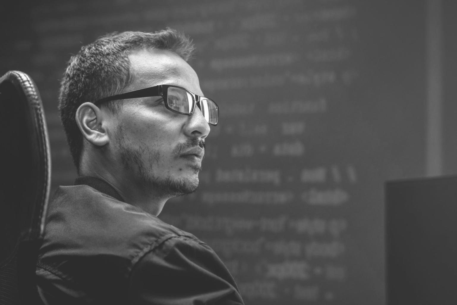 Grupo de estudiantes trabajando colaborativamente